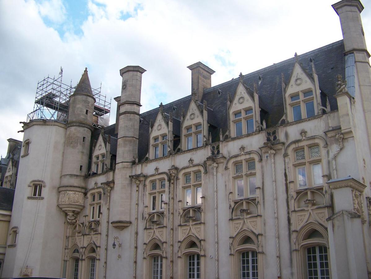 Charmant Studio Au Calme Tout Confort Dans Chateau Neo Gothique Proche Zenith Comet Orleans Parking Voiture Gratuit Wifi Haut Debit Rue Des Montees Esterno foto